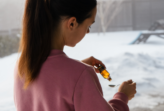 Természetes téli „patika”: 5 étrend-kiegészítő, amit érdemes becsomagolni a téli kirándulásokhoz